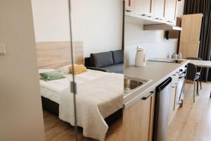 Zakrzówek Residence的厨房或小厨房