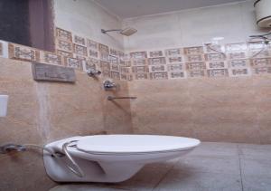 Kúpeľňa v ubytovaní Hotel Pingla Residency - Pankha Road Dashrathpuri