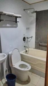 uma casa de banho com um WC, um chuveiro e um lavatório. em Hotel Sogo Sta Rosa em Santa Rosa