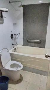 uma casa de banho com um WC e uma banheira em Hotel Sogo Sta Rosa em Santa Rosa