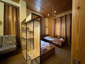 Kirch Hotel & Restaurant客房内的一张或多张床位