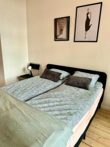 twee bedden naast elkaar in een slaapkamer bij Melrose Place in Helsinki