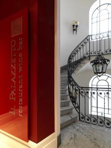 una escalera con una barandilla de hierro forjado junto a un libro en Il Palazzetto en Roma