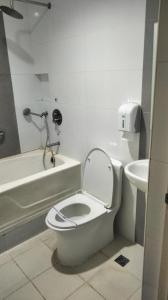 uma casa de banho branca com um WC e um lavatório em Hotel Sogo Sta Rosa em Santa Rosa