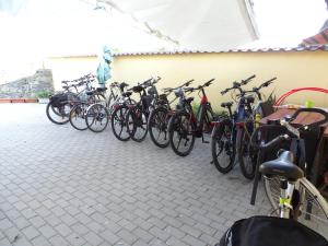 una fila de bicicletas estacionadas junto a una pared en Diána Fogadó en Keszthely