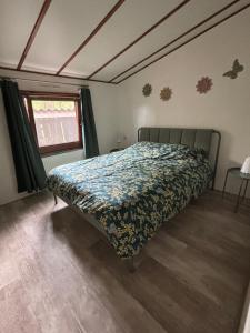 Lage MierdeにあるChalet de kleine Eekhoornの窓付きの部屋にベッド付きのベッドルーム1室があります。