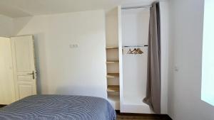 LouargatにあるMaison 4 personnes - Louargatのベッドとクローゼットのある寝室 +25枚の写真