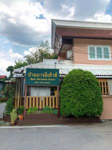 budynek z znakiem przed budynkiem w obiekcie Baan Baramee House w mieście Chiang Rai