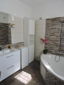 Kúpeľňa v ubytovaní VILLA tous conforts avec Piscine privée et accès Plage