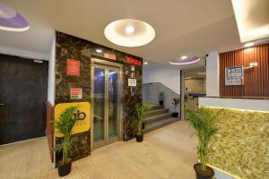 eine Lobby mit Topfpflanzen in einem Gebäude in der Unterkunft The EL DE Belwood Hotel By Delhi Airport in Neu-Delhi