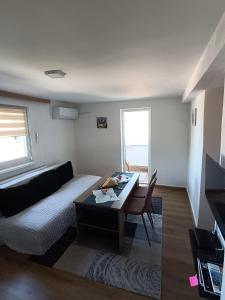 un soggiorno con divano e tavolo di Apartman Biser a Sarajevo