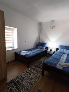 una camera con 2 letti e un tappeto di Apartman Biser a Sarajevo