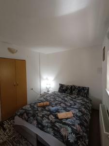 una camera da letto con un letto con un piumone bianco e nero di Apartman Biser a Sarajevo