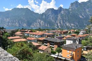 Une petite ville avec des montagnes en arrière-plan dans l'établissement Villa Emma, à Nago-Torbole