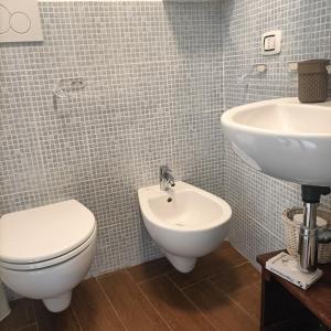 ein Badezimmer mit Toilette und Waschbecken in der Unterkunft Il cuore di Martina in Martina Franca