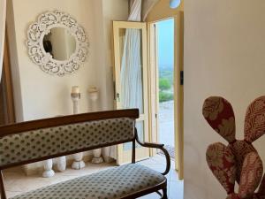 a room with a bench and a mirror at Terre Di Vendicari in Noto