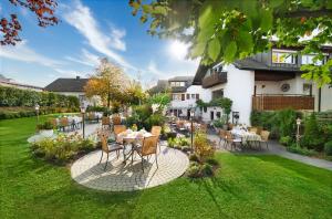 eine Terrasse mit Tischen und Stühlen im Hof in der Unterkunft Hotel Gasthof Engel in Appenweier
