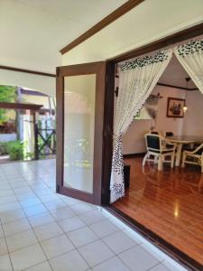 uma porta aberta num quarto com uma mesa em Nirvana Beach Resort em Boracay