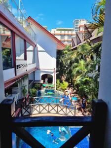 - Vistas a la piscina desde un edificio en Nirvana Beach Resort en Boracay