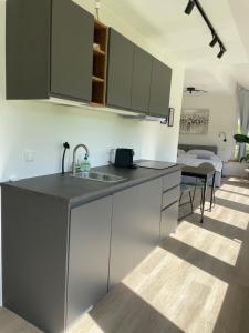 A kitchen or kitchenette at FEWO Studio7