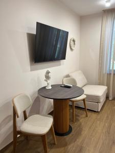 Televízia a/alebo spoločenská miestnosť v ubytovaní Hotel Selena Family Resort