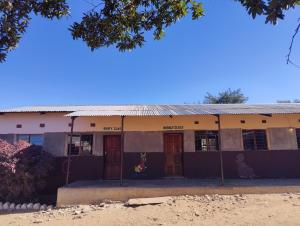 um edifício escolar com portas na lateral em Simoonga Thandizani School em Livingstone