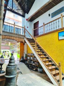 een trap in een gebouw met een gele muur bij Nirvana Beach Resort in Boracay