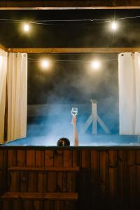 Fotografia z galérie ubytovania Sarnia Łąka Domek 1 z Prywatnym Jacuzzi v destinácii Stronie Śląskie