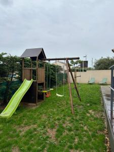 a playground with a swing set in a yard at Villa Mirabelle 4 personnes in Châteauneuf-de-Gadagne