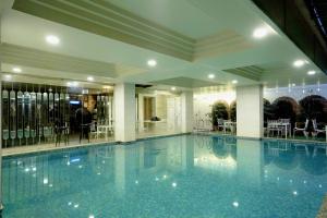 斋浦尔Hotel Magenta Jaipur的建筑物内的大型游泳池