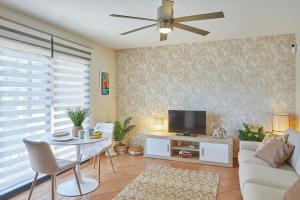 Una sala de estar con un sofá y un televisor. en Villa Castor, en Lajares 20 fotos más
