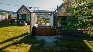 Vonkajšia záhrada v ubytovaní Sarnia Łąka Domek 1 z Prywatnym Jacuzzi