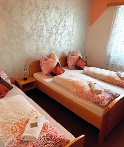 Łóżko lub łóżka w pokoju w obiekcie Frühstückspension Elena Nicoleta Caltun