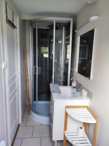 La salle de bains est pourvue d'une douche et d'un lavabo. dans l'établissement La cabine en Baie de Somme, à Cayeux-sur-Mer