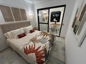 1 dormitorio con 1 cama y ventana con mesa en Nomad Stays Milos y Bali, en Marbella