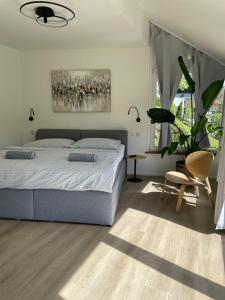 A bed or beds in a room at FEWO Studio7