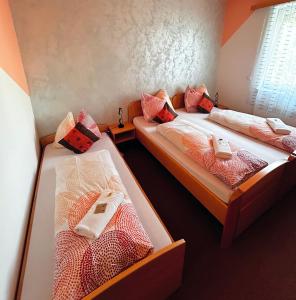 Łóżko lub łóżka w pokoju w obiekcie Frühstückspension Elena Nicoleta Caltun