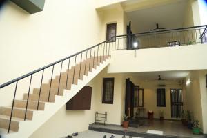 蒂魯瓦納馬萊的住宿－UNGA VEEDU PAY AND STAY，房屋中楼梯的图像
