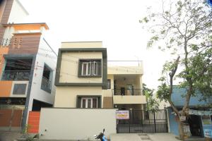un edificio blanco con una ventana delante en UNGA VEEDU PAY AND STAY, en Tiruvannāmalai