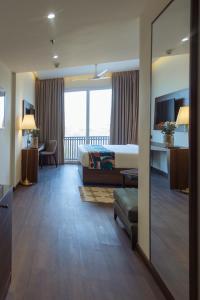 een hotelkamer met een bed en een groot raam bij Aura Boutique Hotel in Udaipur