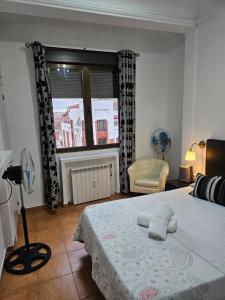 een slaapkamer met een bed en een raam bij Apartamento Doble Exterior en la GRAN VIA de Madrid in Madrid