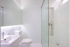 Koupelna v ubytování Georgetown Minimalist Elegance 4BR 8Pax + 14 fotografií