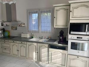 Kuchyňa alebo kuchynka v ubytovaní VILLA tous conforts avec Piscine privée et accès Plage