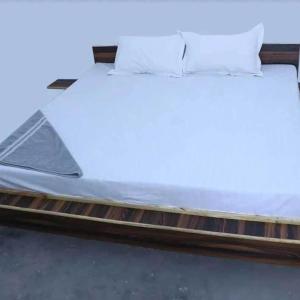Una cama o camas en una habitación de OYO Hotel Crewford
