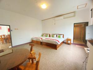 三義鄉的住宿－巨缿民宿巨象民宿，一间卧室配有一张床、一张桌子和一台电视。