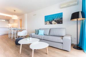 ein Wohnzimmer mit Sofa und Tisch in der Unterkunft Es Sabina in Son Servera