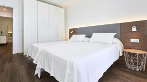 ein Schlafzimmer mit einem großen Bett mit weißer Bettwäsche in der Unterkunft Es Sabina in Son Servera