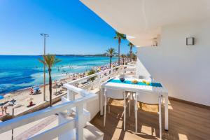 Blick auf den Strand vom Balkon eines Strandhauses in der Unterkunft Es Sabina in Son Servera