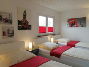 Postel nebo postele na pokoji v ubytování Gästehaus Koblenz - Dachgeschoss