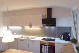 Kuchyň nebo kuchyňský kout v ubytování Gästehaus Koblenz - Dachgeschoss + 9 fotografií